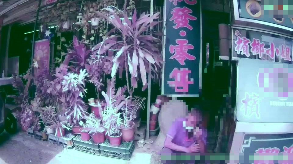 李姓男子蹲在檳榔攤前,邊喝啤酒邊「打手槍」,被女店員報警逮捕。讀者提供