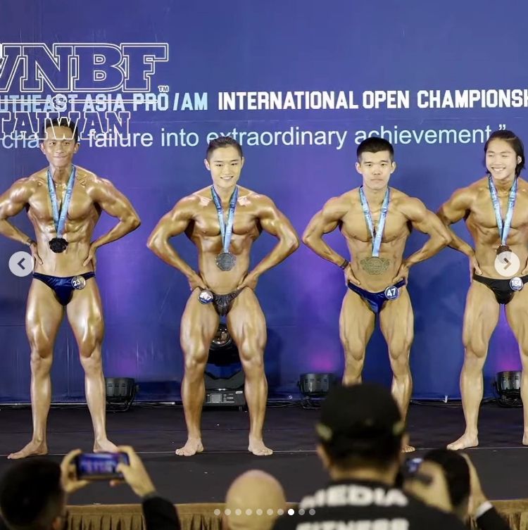 孫安佐(左)在WNBF國際自然健美邀請公開賽青少年健美70獲得第四名。翻攝孫安佐IG