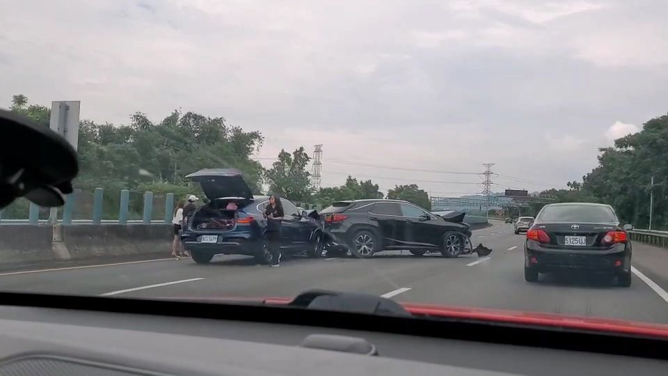 6部車輛疑似未保持安全距離,造成追撞事故。民眾提供