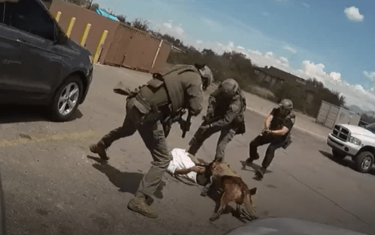 美國警方向來都以優勢警力壓制持槍歹徒。翻攝Tucson Police K9 Facebook