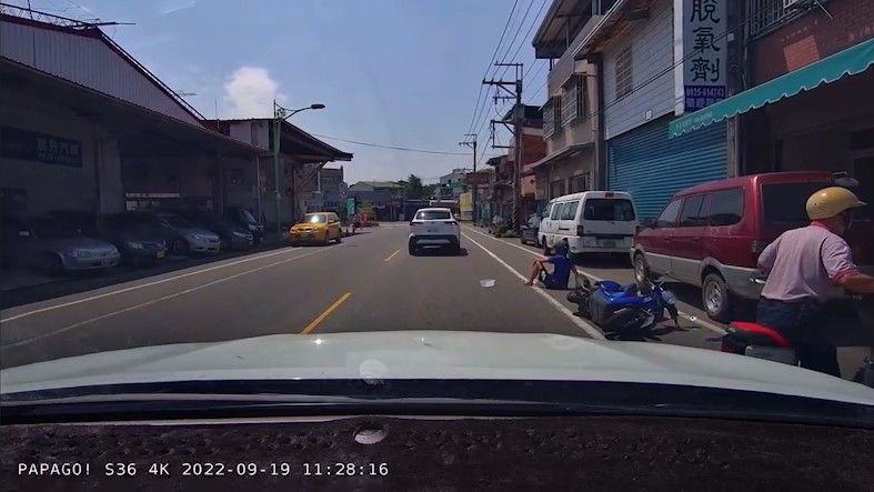 騎士發現阿伯時已來不及閃避,直接右拐撞上一旁轎車,翻滾後倒地。翻攝《竹山人聊天室》