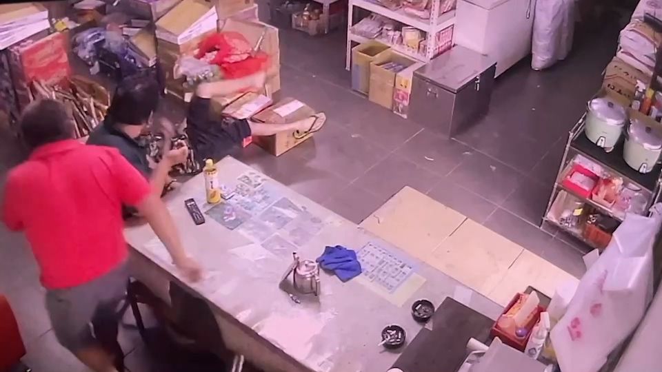 死者林男當時疑似受著重傷到店內買酒,還因此重心不穩跌倒。讀者提供