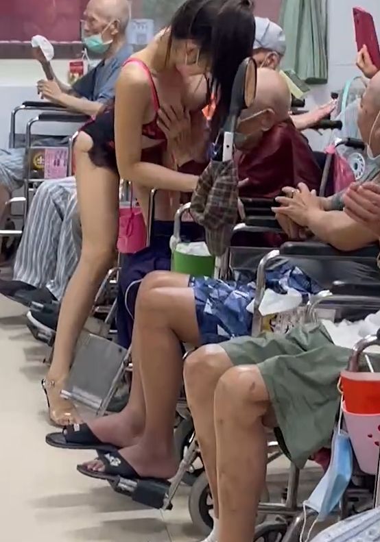 辣妹上前要老人摸奶,但老人一開始有些害羞。引自line群組