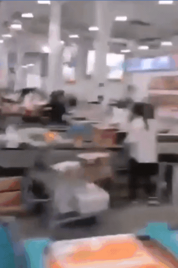 现场一片混乱。引自推特@fangshimin