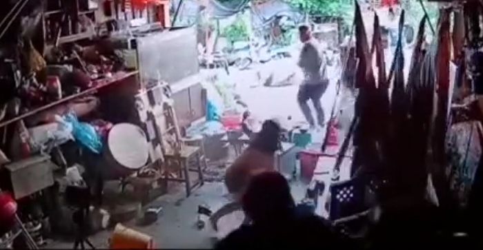 玉里一戶民宅人家監視器畫面曝光，網友看了直呼痛。引自爆料公社