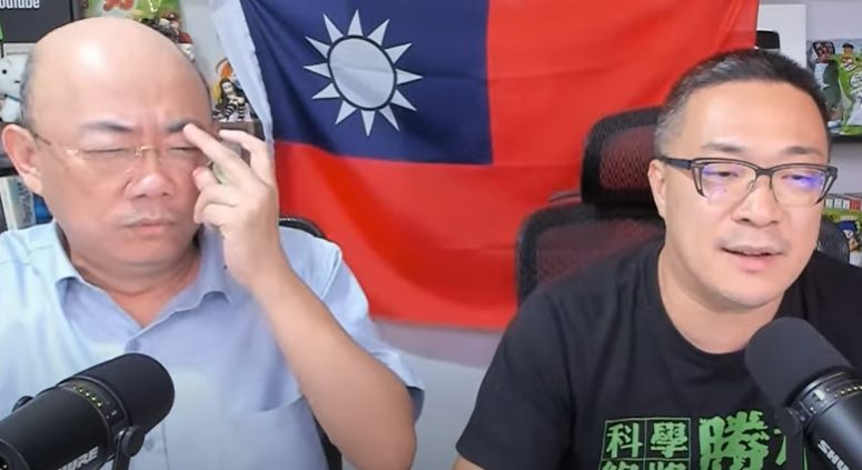 網友說發現郭正亮疑似故意用中指推眼鏡。引自YT: 朱學恒的阿宅萬事通事務所