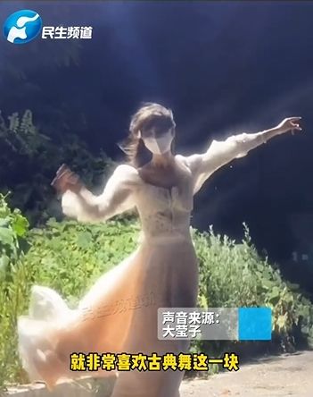 正妹在灯光下翩翩起舞。