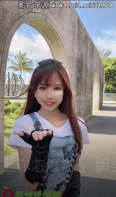 美眉獻飛吻。