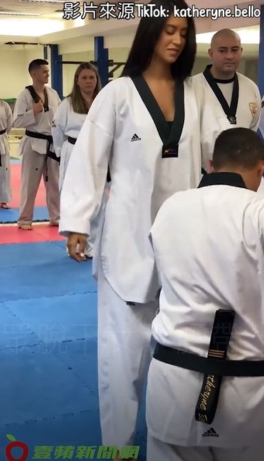跆拳道教練當眾扯下女子腰帶。