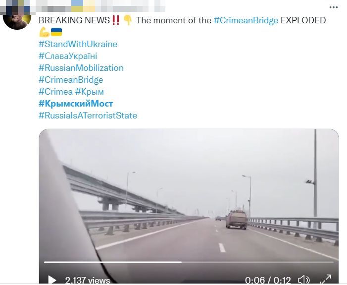 克里米亞大橋遭轟炸時,有車正行駛在橋面上。翻攝自推特