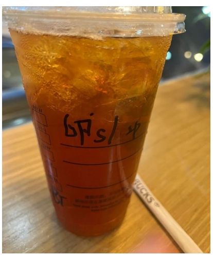 阮小姐拿到飲料才發現店員寫成「卵's」。翻攝Dcard