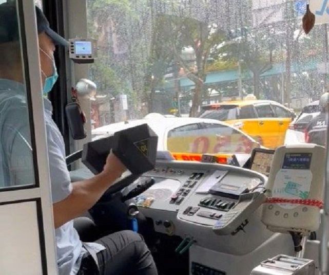 司機拿的啞鈴，看起來很有份量。臉書「路上觀察學院」