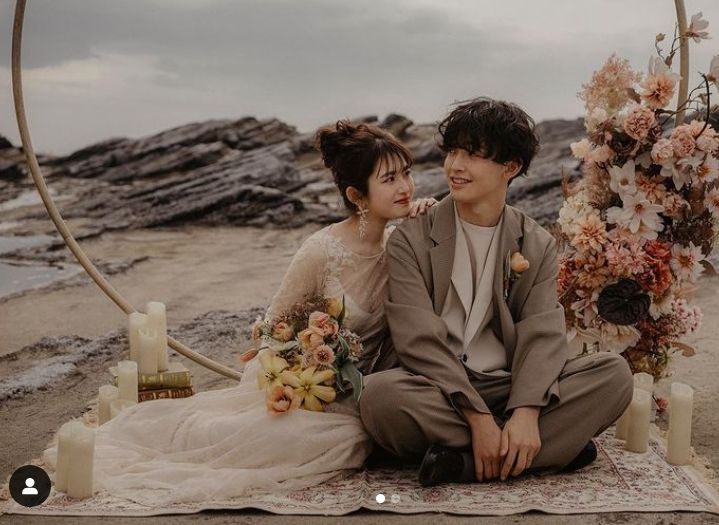 梶田冬磨(右)和青木菜花2020年奉女成婚。翻攝梶田冬磨IG
