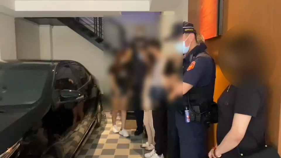 警方帶出五名男女。桃園警分局提供