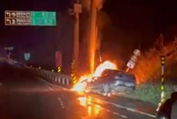 轎車撞上電線桿起火燃燒。翻攝臉書《爆料公社》粉絲頁