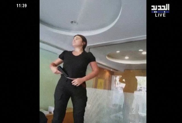 「新阿拉伯人」電視台畫面顯示，女子哈菲茲持槍進入銀行。路透社