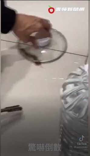 超大蜈蚣差點跑出來，兩人尖叫。