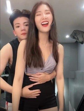 孫生從背後甜抱給鼓勵。