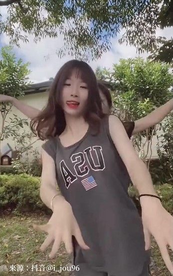 正妹也快笑場。