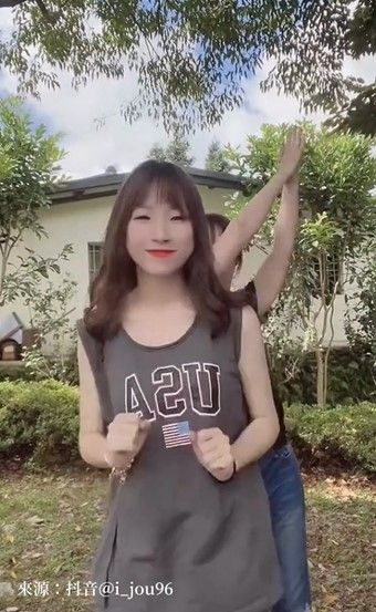 媽媽那雙手太搶鏡了。