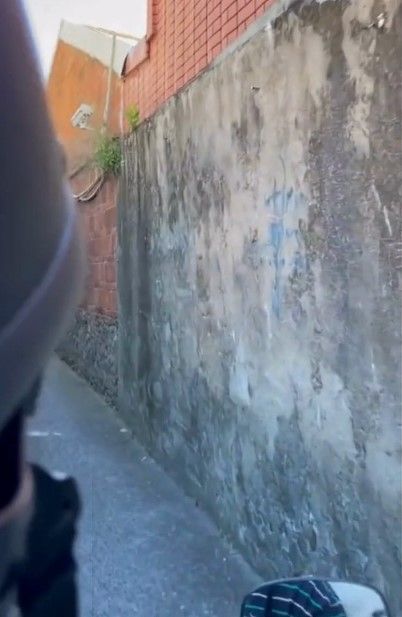 網友騎車挑戰屏東潮州鎮的摸乳巷。