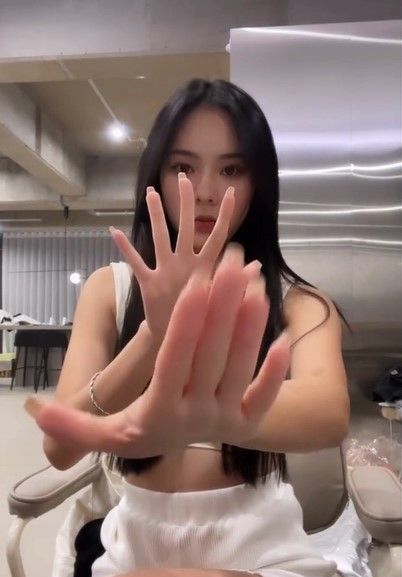 網友評「靈活的手指頭」、「這個手很可以」。