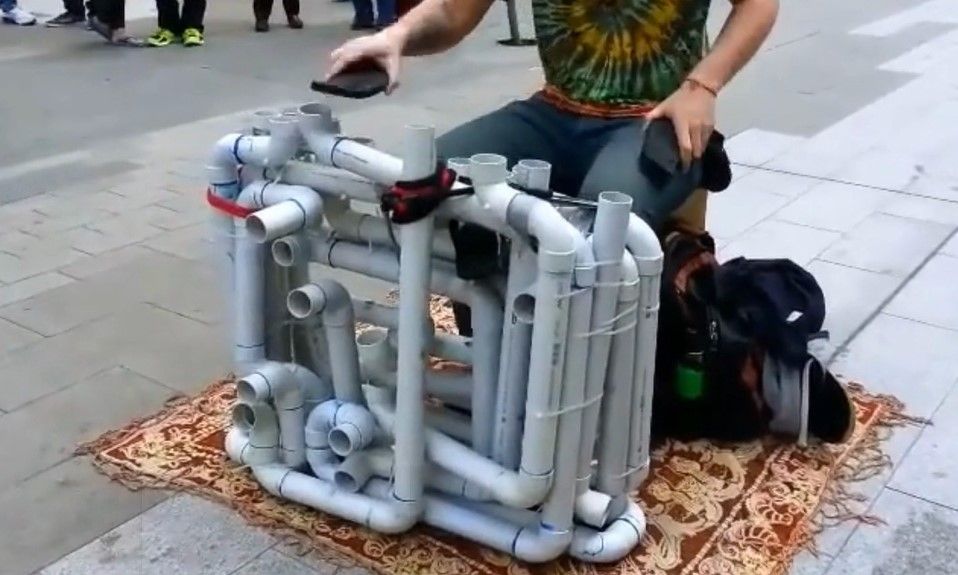 靠著人字拖和塑膠管,「Pipe Guy」把音樂玩得淋漓盡致。
