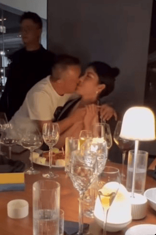 曾志偉（左）嘴對嘴親吻黎峇菈，畫面曝光引起討論。翻攝自黎峇菈IG