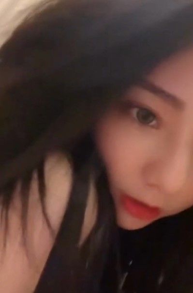 JKF百大網美甩撥秀髮撩人心，網友卻回「沒洗頭吼」。