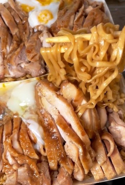 位於台南東區這間滷味店，滿滿的肉鋪滿麵上。