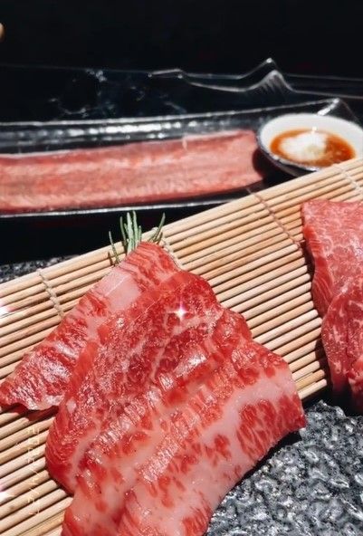 這肉片的油花看起來好美。