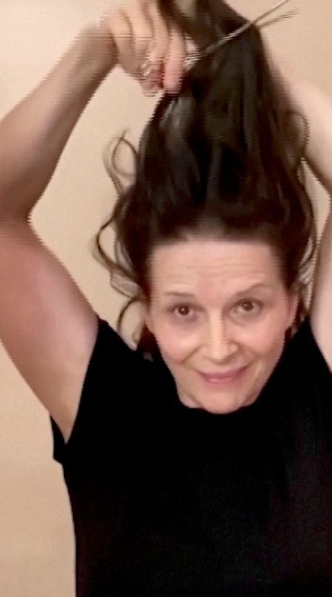 茱麗葉畢諾許剪去一段頭髮，聲援伊朗婦女爭取人身自由。路透社