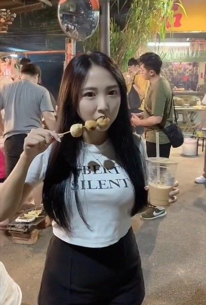 正妹吃得开心挺胸喊「不拍」。