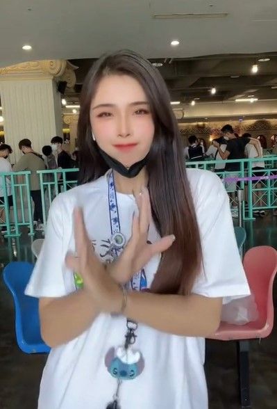 領隊多多帶跳熱舞,網友留言「哪時候查房」。