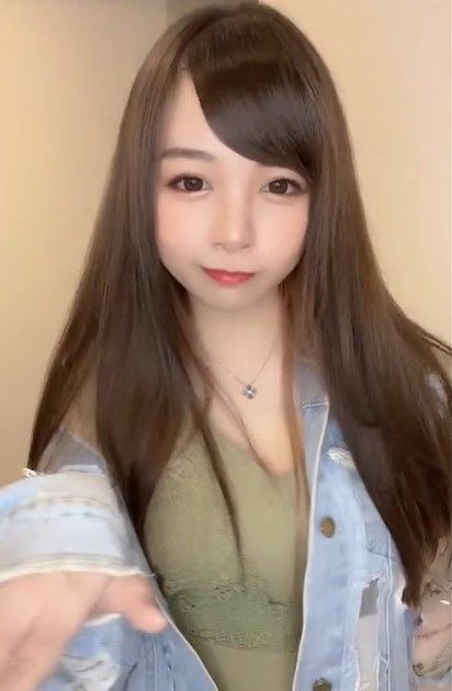 長髮大眼妹隨音樂舞動,網友直說「可愛」。