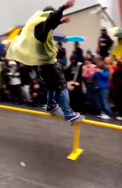 眾人玩滑板炫技超厲害。