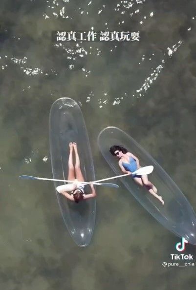 透明独木舟搭配蓝天白云和大海，极为享受。