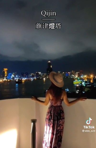 旗津燈塔白天、夜晚都很美。
