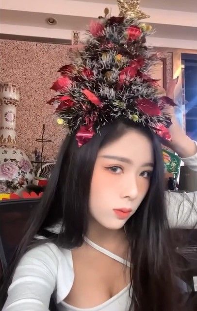 鵝肉女神把頭頂變成一棵美麗的聖誕樹。