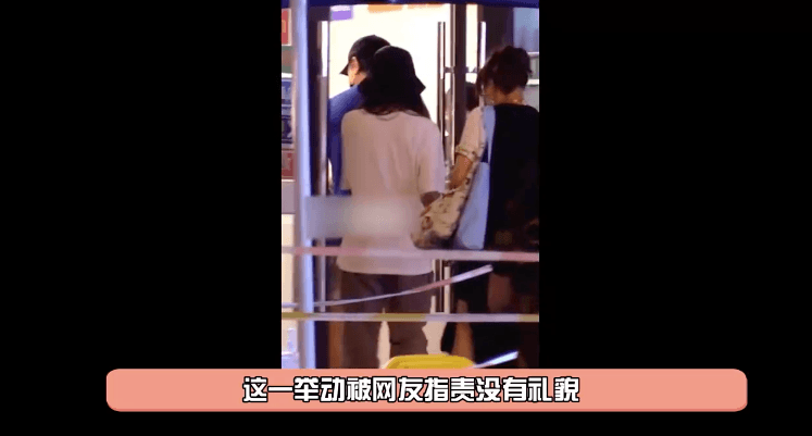 吳奇隆因為沒幫老婆劉詩詩扶門，被網友罵沒禮貌。翻攝吃瓜少女張小寒微博