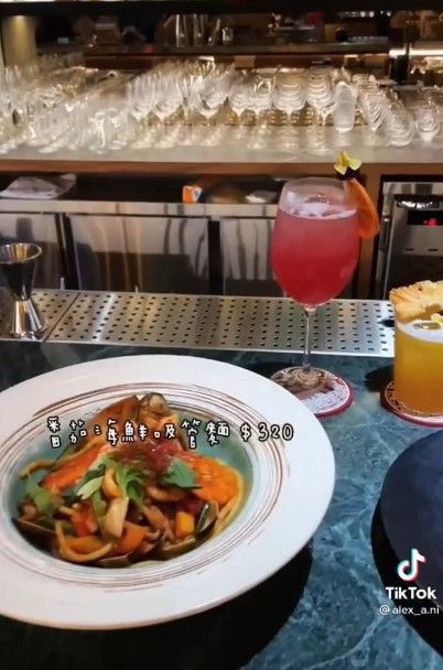 美食配調酒，適合三五親友們歡聚放鬆。