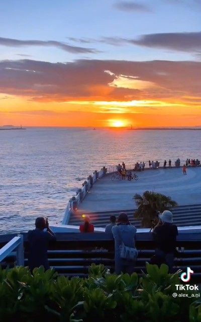 從高雄雄鎮北門走往西子灣觀景台，許多民眾在這賞夕陽餘暉。