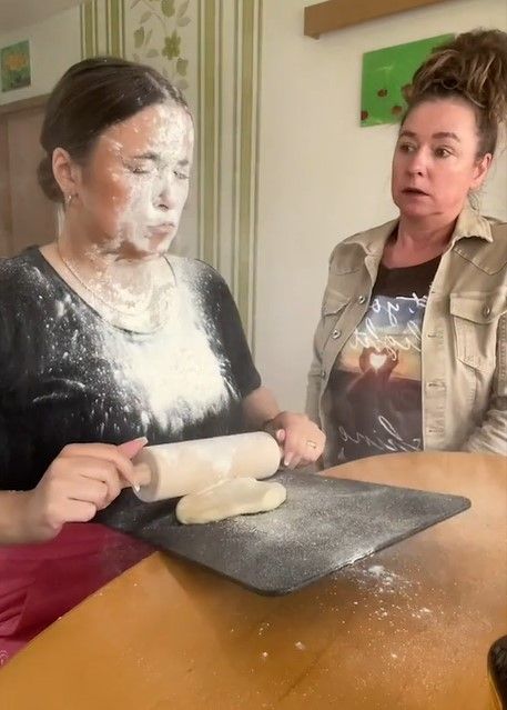女子搶過媽媽手上的擀麵棍，下一秒慘變丑角。