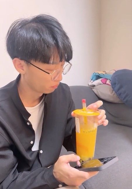 女友在吸管上留下唇印，他該怎麼辦？