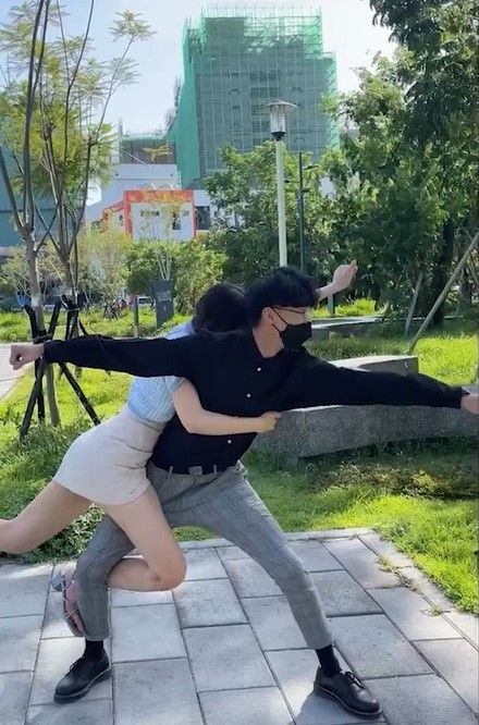 情侶挑戰合體姿勢，但好像與原版不太一樣。