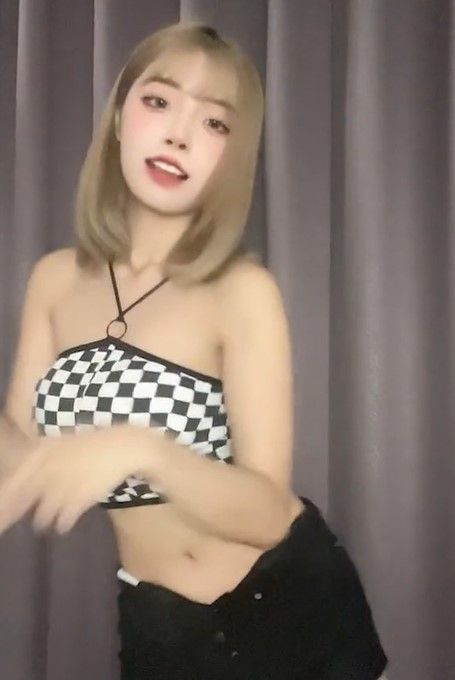 辣妹搖擺跳舞網友喊「好暈」。