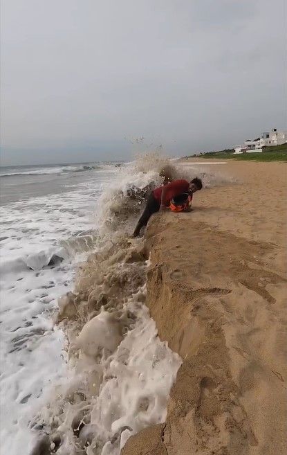 瀟灑哥耍帥反被海浪襲擊。