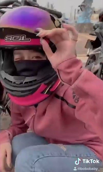 網友大讚「妹子騎檔車最香」。