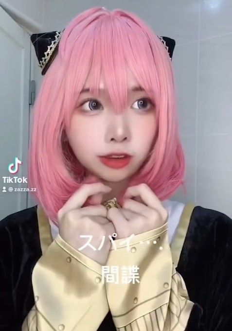 辣妹化身安妮亞萌樣惹人愛。