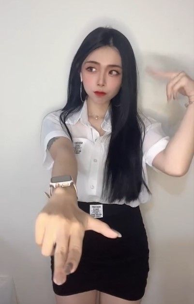 正妹領隊跳起舞。